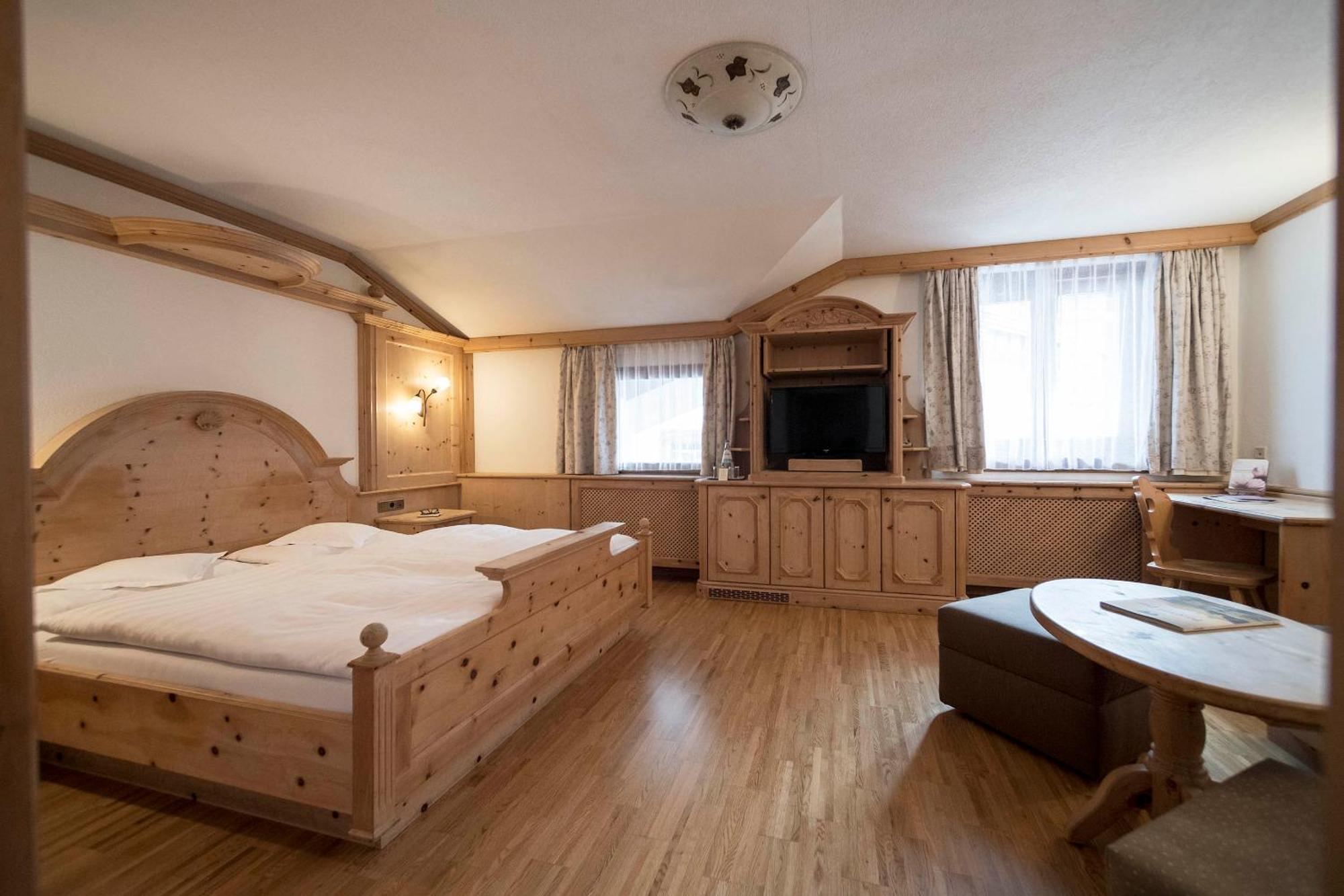 Posta Zirm Hotel กอร์วารา อิน บาเดีย ภายนอก รูปภาพ